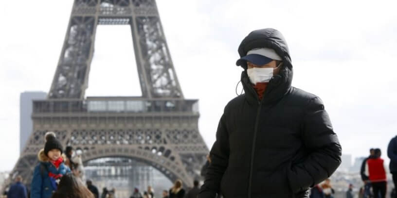 Illustration d'un homme portant un masque chirurgical devant la tour Eiffel