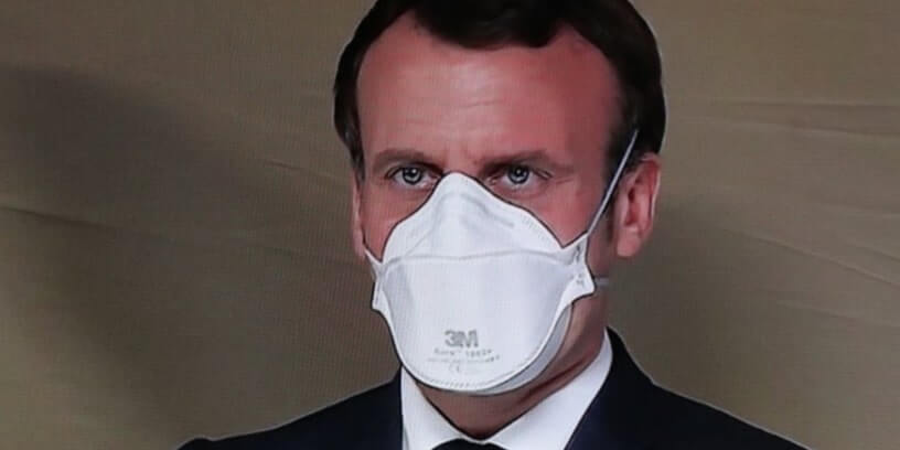 Emmanuel Macron avec un masque de protection, lors d'un déplacement dans un hôpital militaire de campagne installé à Mulhouse, le 25 mars 2020