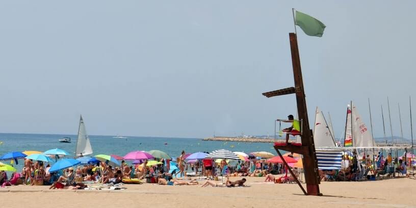 Des touristes en vacances à la plage