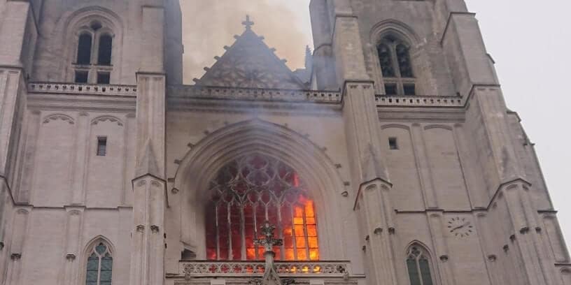 La cathédrale de Nantes pendant l'incendie du 18 juillet 2020