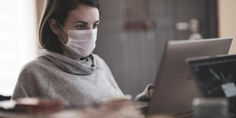 Une femme portant un masque chirurgical