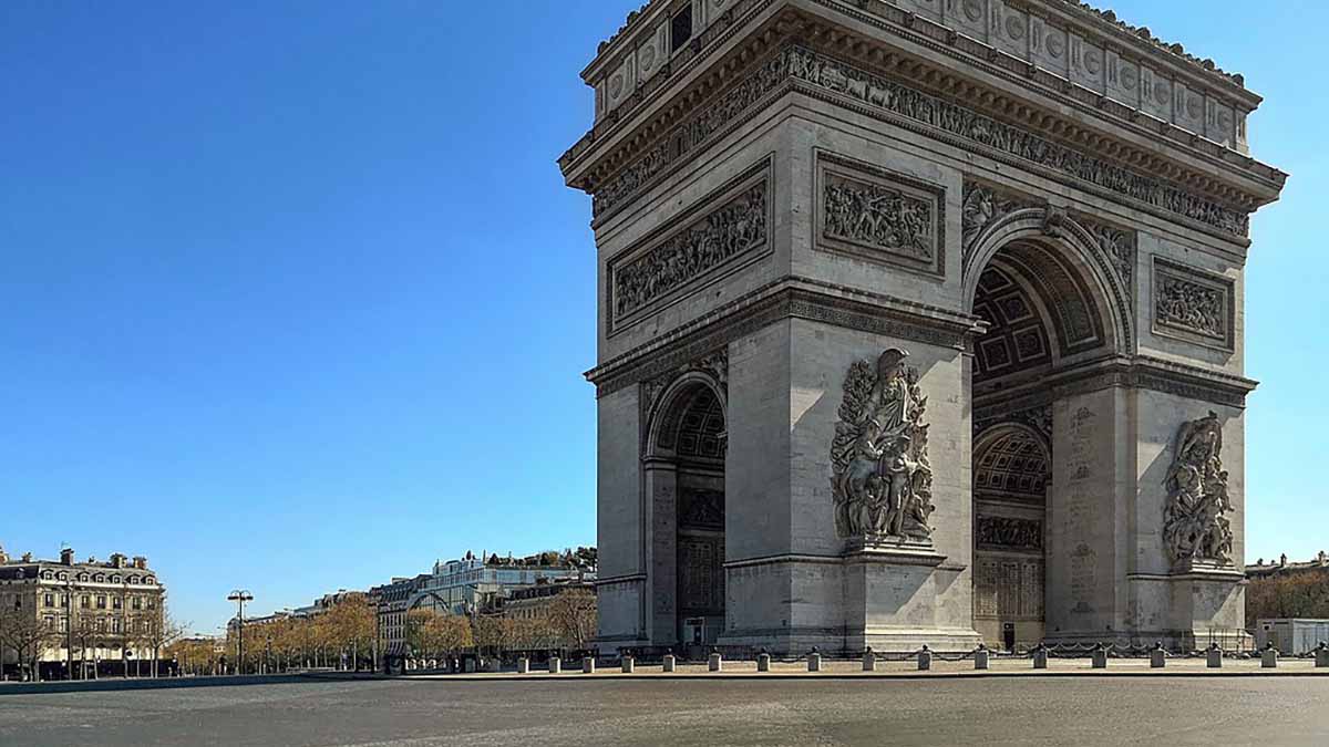 La place de l'Etoile à Paris, vide pendant le confinement